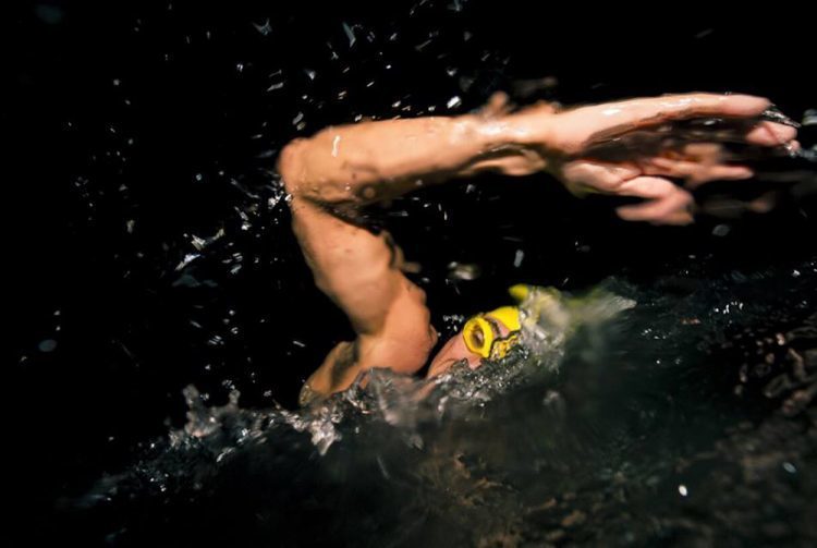 Travessia noturna é atração em Bombinhas: saiba mais