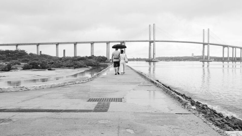 O que fazer na praia com chuva: guia para salvar suas férias