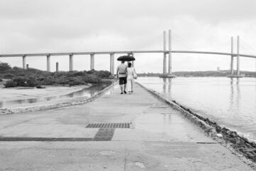 O que fazer na praia com chuva: guia para salvar suas férias