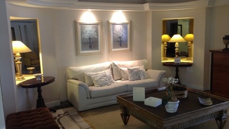 Apto 2 quartos com 2 wc e 1 garagem no 12o andar