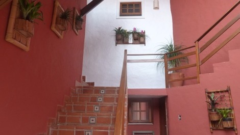 Subindo escadas lado direito casa 10 pessoas