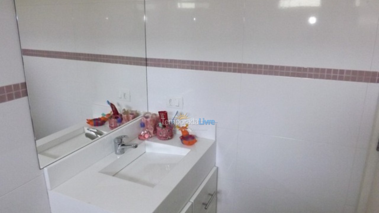 Casa para aluguel de temporada em Guarujá (Jardim Acapulco)