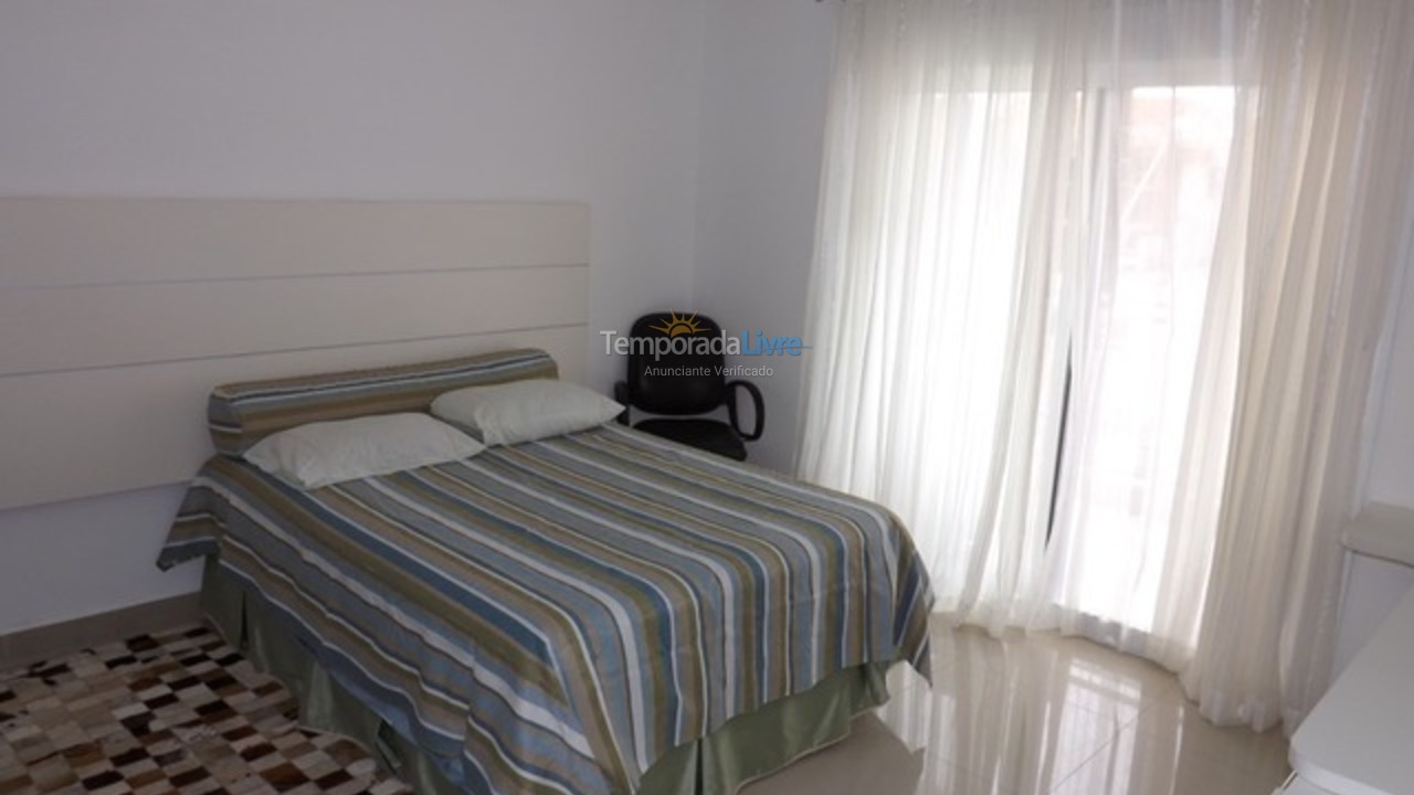 Casa para aluguel de temporada em Guarujá (Jardim Acapulco)