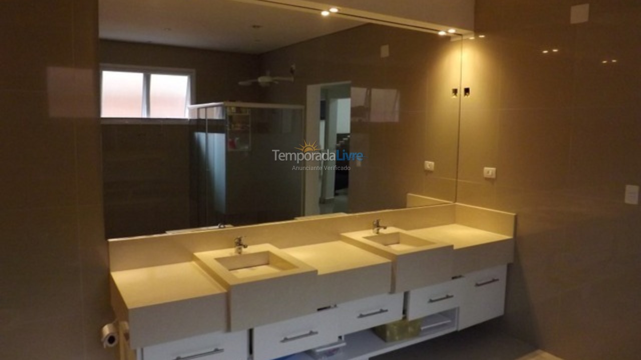 Casa para aluguel de temporada em Guarujá (Jardim Acapulco)