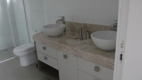 Lermoso apartamento w / 3 suites de 30 metros de la playa Vista / océano