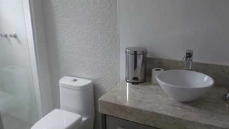 Lermoso apartamento w / 3 suites de 30 metros de la playa Vista / océano