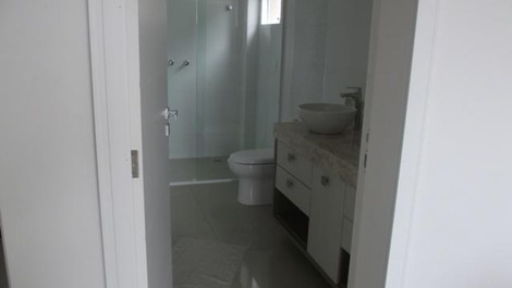 Lermoso apartamento w / 3 suites de 30 metros de la playa Vista / océano