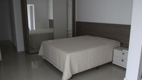 Lermoso apartamento w / 3 suites de 30 metros de la playa Vista / océano