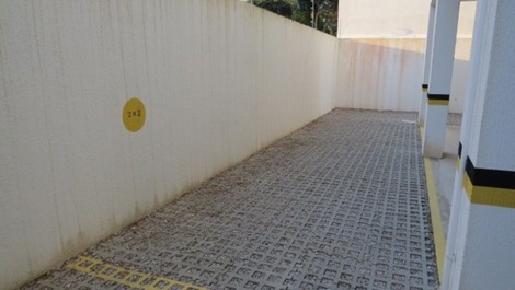 Duas garagens não coberta