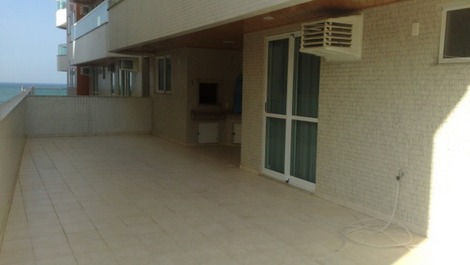 Terraço privativo do apartamento com churrasqueira