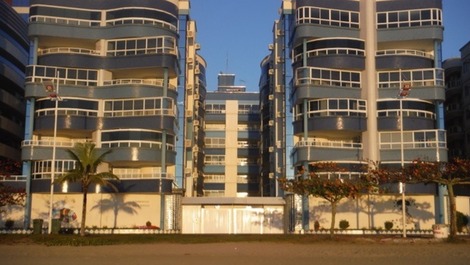 Fachada do Edificio frente p/ praia