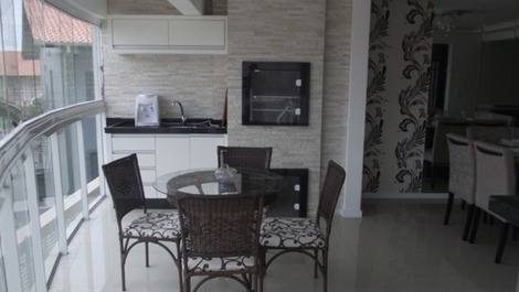 Lermoso apartamento w / 3 suites de 30 metros de la playa Vista / océano