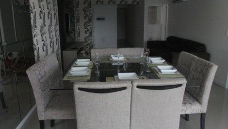 Lermoso apartamento w / 3 suites de 30 metros de la playa Vista / océano