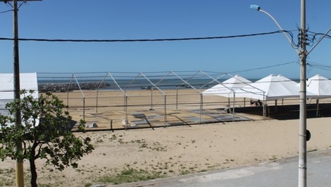 vista da praia pela janela do apto