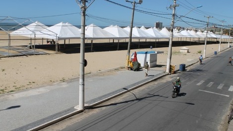 vista da praia central onde são realizados os shows