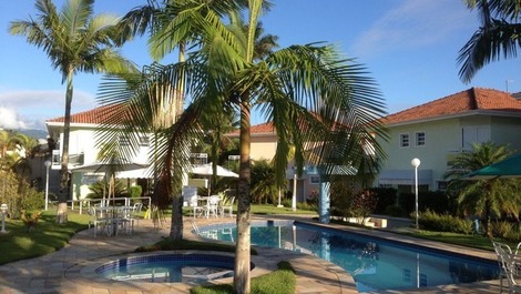 Casa en una urbanización cerrada frente a la playa en Praia Grande, Ubatuba.