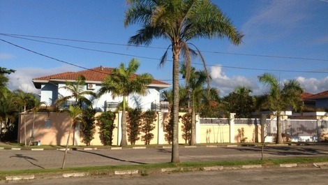 Casa en una urbanización cerrada frente a la playa en Praia Grande, Ubatuba.