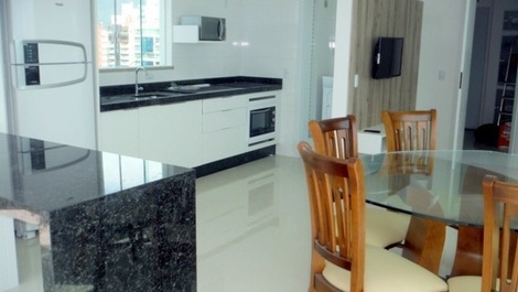 Apartamento con 3 suites con vista al mar y aire a la tienda. Russi