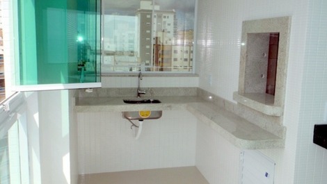 Apartamento con 3 suites con vista al mar y aire a la tienda. Russi