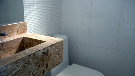 Apartamento con 3 suites con vista al mar y aire a la tienda. Russi