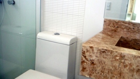 Apartamento con 3 suites con vista al mar y aire a la tienda. Russi