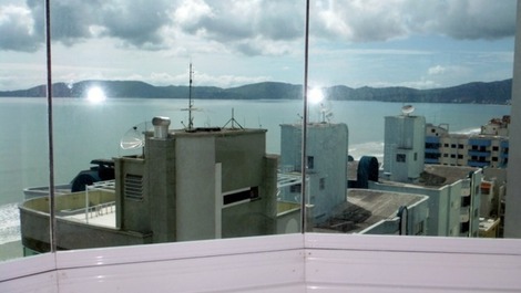 Apartamento con 3 suites con vista al mar y aire a la tienda. Russi