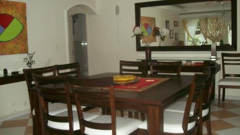 Excelente casa em Guarujá na praia da Enseada!!150 metros do mar