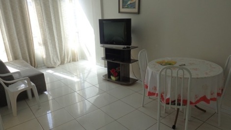 Apartamento 2 quartos para 6 pessoas a 50 mtros da praia do morro