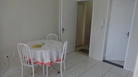 Apartamento 2 quartos para 6 pessoas a 50 mtros da praia do morro