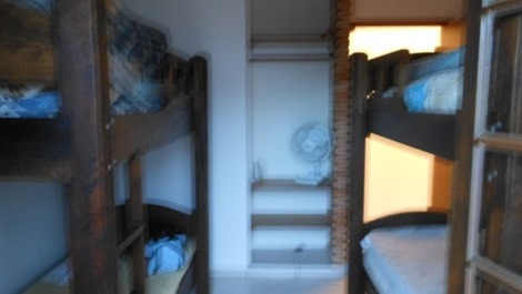 dormitório No 3 com 1 beliche e 1 treliche