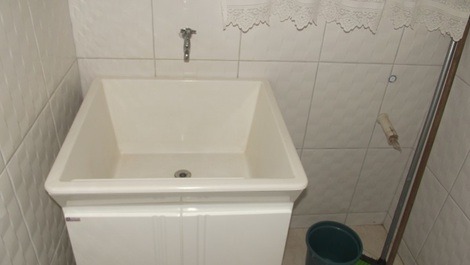 LAVANDERIA COM MAQUINA DE LAVAR