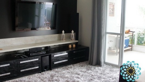 Sala com TV a cabo e internet