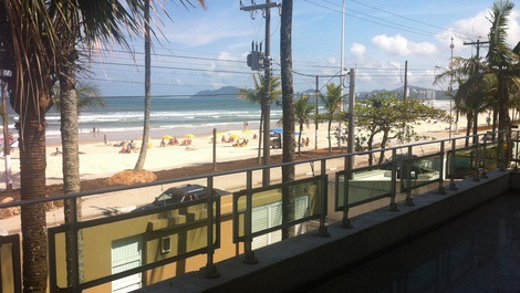 Linda casa EM FRENTE AO MAR NO GUARUJA