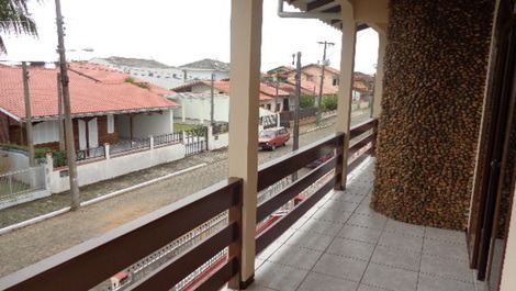 GRAN CASA A 150M DEL MAR, 3 HABITACIONES CON AC, CISTERNA