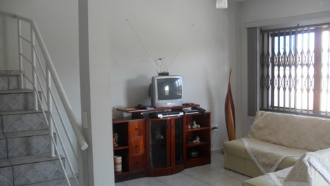 EXCELENTE SOBRADO A 250M DO MAR COM AC CISTERNA, WI-FI