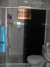 EXCELENTE SOBRADO A 250M DO MAR COM AC CISTERNA, WI-FI