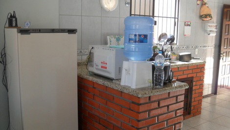 EXCELENTE SOBRADO A 250M DO MAR COM AC CISTERNA, WI-FI