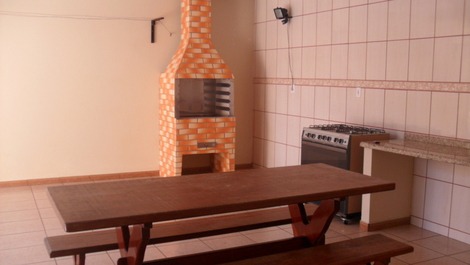 EXCELENTE SOBRADO A 250M DO MAR COM AC CISTERNA, WI-FI