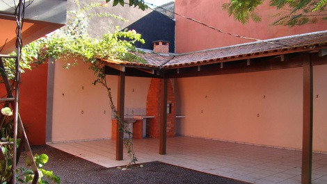 EXCELENTE SOBRADO, SUITE MAIS 2 QUARTOS COM AC, WI-FI -CISTERNA