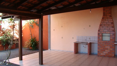 EXCELENTE SOBRADO, SUITE MAIS 2 QUARTOS COM AC, WI-FI -CISTERNA