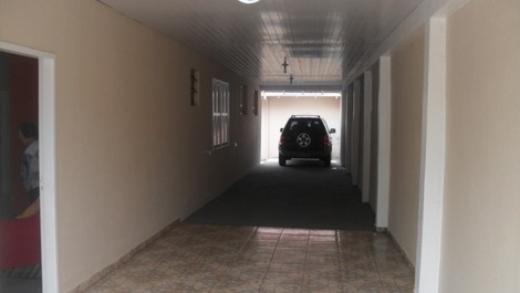 ÓTIMA CASA TÉRREA Á 50M DO MAR, 2 QUARTOS COM AC E POSSUI CISTERNA.