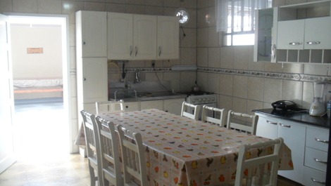 ÓTIMA CASA TÉRREA Á 50M DO MAR, 2 QUARTOS COM AC E POSSUI CISTERNA.