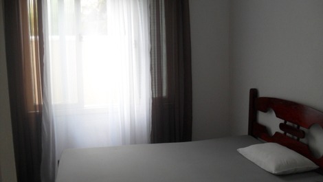 ÓTIMA CASA TÉRREA Á 50M DO MAR, 2 QUARTOS COM AC E POSSUI CISTERNA.