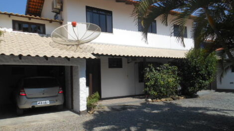 Frente para o mar em Mariscal com 5 dormitórios Ref. 75