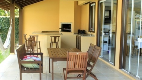 Casa alto padrão, com piscina, à 200m do mar em Mariscal Ref. 12