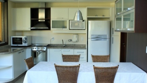 Casa alto padrão, com piscina, à 200m do mar em Mariscal Ref. 12