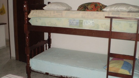 quarto de um dos apartamentos