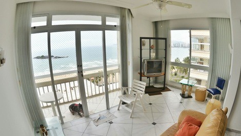 Sala com vista total do mar