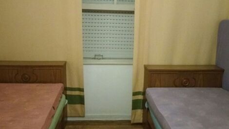 quarto com 2 camas de solteiro, 2 auxiliares, 1 colchão de casal