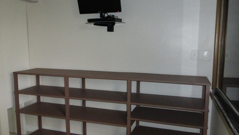 Armário e TV LCD 24" no quarto